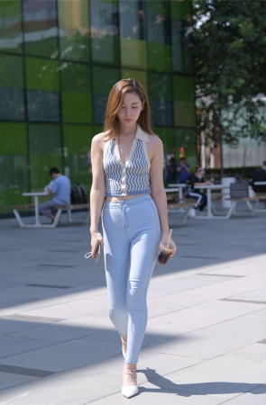 一只麋鹿摄影作品 露背蓝牛美女