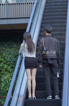黑色短裙美眉