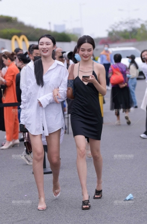 美腿美背闺蜜~