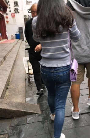 紧身牛仔裤美女