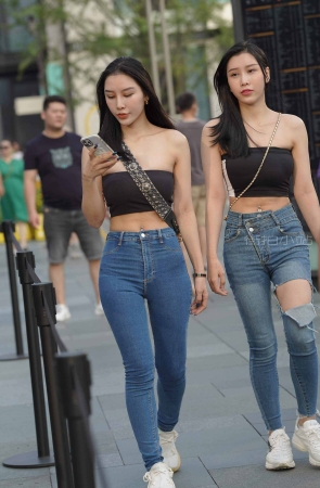 紧身牛仔姐妹
