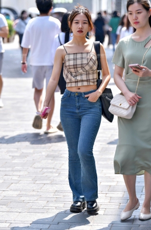 &大耳环牛仔裤美女