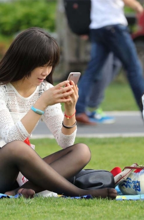 No1077 红高跟和白球鞋，哪一双更配性感的长黑丝？