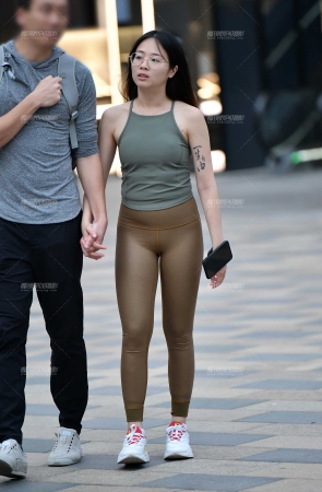 &逛街绛红紧身裤美女