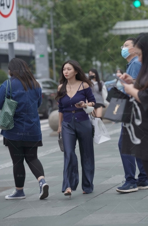 宽松的长裤，美女姐姐