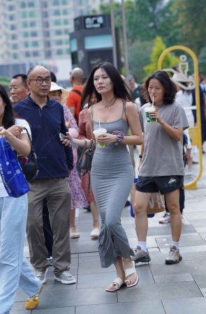 街拍灰色吊带长裙小姐姐