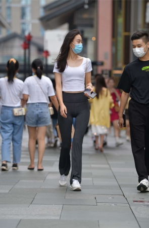 黑白搭配魅力好身材