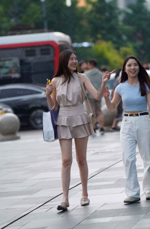 街拍超短裙美腿美眉跟闺蜜