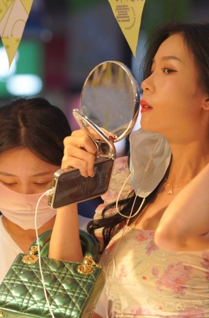 夜拍一个人逛街的肉丝美女