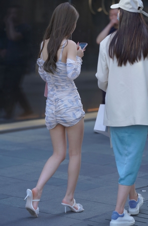 漂亮的吊带连体包臀裙女孩