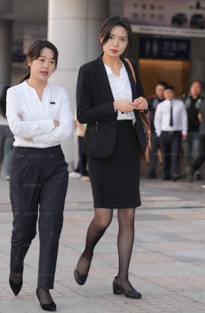 奔驰工装黑丝轻熟44P