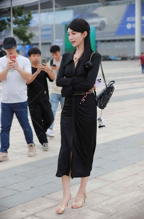 黑色裙金色高跟小姐姐