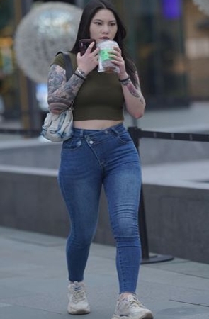 丰满的牛仔裤美女(30P)