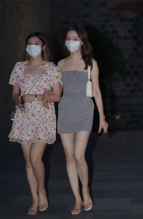 高腰半身臀裙瘦身美女