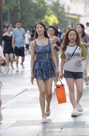 街拍吊带裙小姐姐