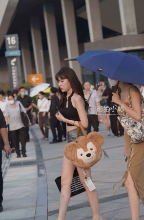 大露背，大长腿美女