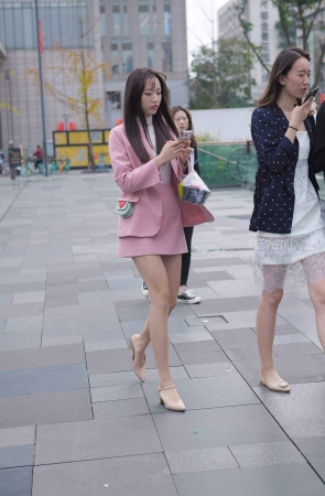 街拍粉色套装女孩，好喜欢。