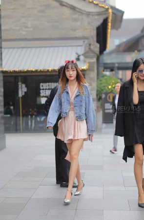 街拍银白色高跟时尚美女