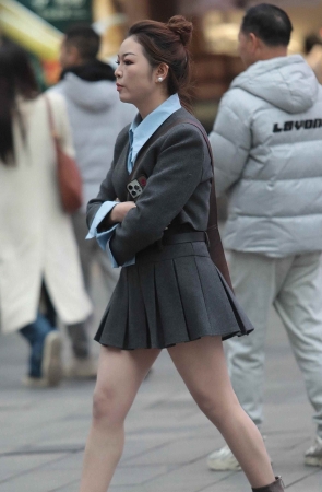 肉丝街拍短裙