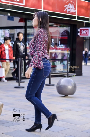 美女牛仔裤显魅力