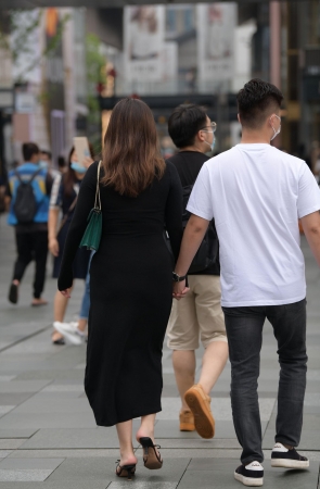 丰满的黑色长裙美女