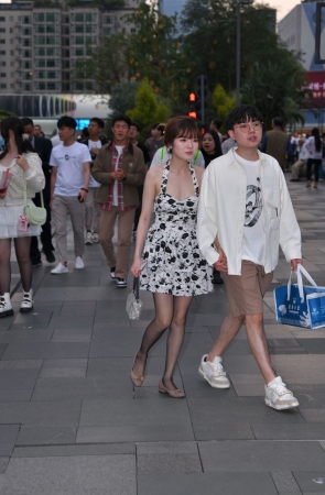 吊带花裙黑色长筒袜