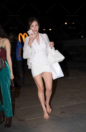 白裙美腿凉高跟御姐
