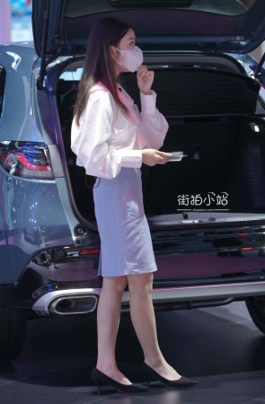 介绍车的美女