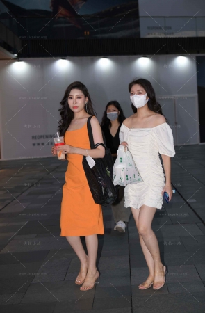 夜拍裙装美女姐妹