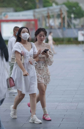 清凉的碎花裙美眉