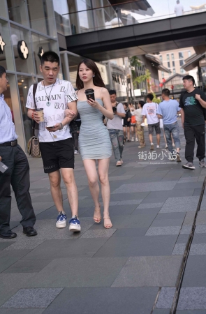 淡雅兰裙美腿女友