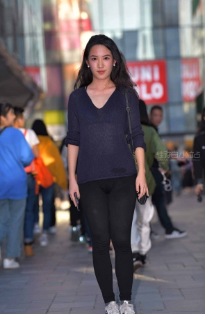打底裤、饱紧三角区美眉