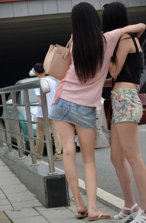 -短裙，裸腿
