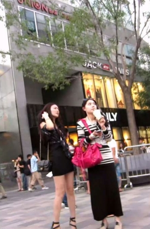 打扮时尚的长发美女,身材很不错哦
