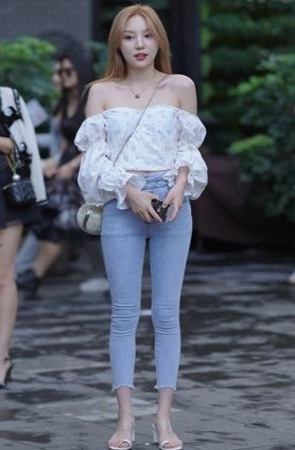 浅色蓝牛美女(158P)