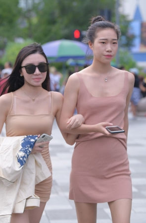 倆闺蜜，我更喜欢包屯裙的她