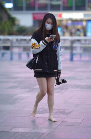 可能穿高跟鞋太累了吧