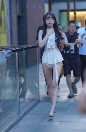街拍紧身白热裤长腿小姐姐