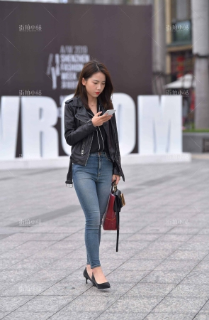 街拍紧身蓝牛美女