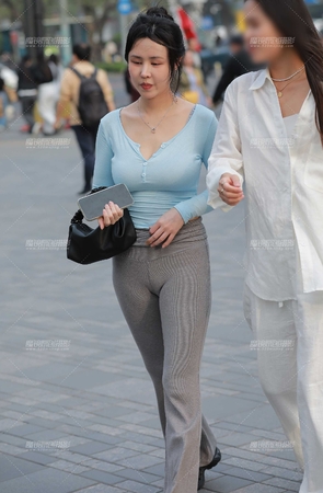 灰色紧身裤美女