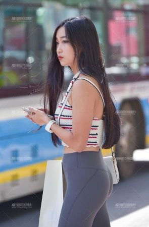 等滴滴车的瑜珈裤小妹