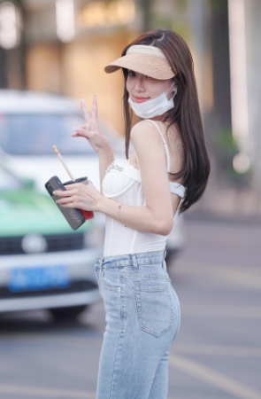 美美哒牛仔裤女孩