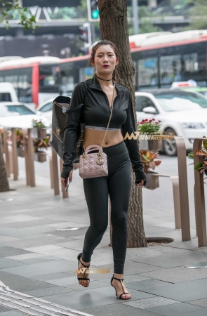 黑色紧身套装高跟鞋美女