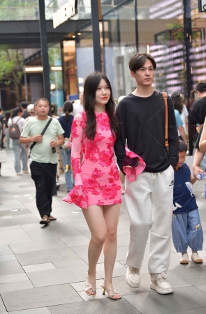 韵味白皙美腿凉拖美女