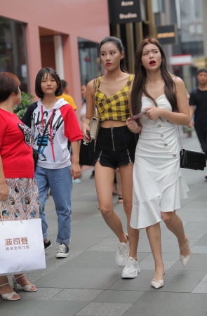 身段高挑白裙美眉