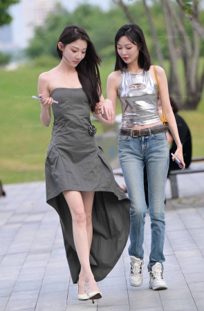 241021-22=73√美女俩闺蜜 14P