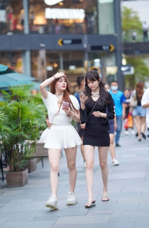 街拍美腿美女姐妹