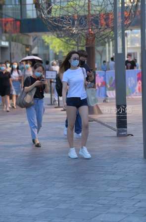 街拍白T恤女孩