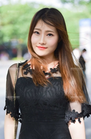 唇红齿白的大眼睛美女