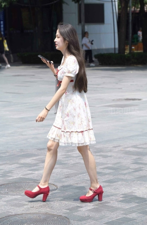 街拍连衣裙高跟妹纸